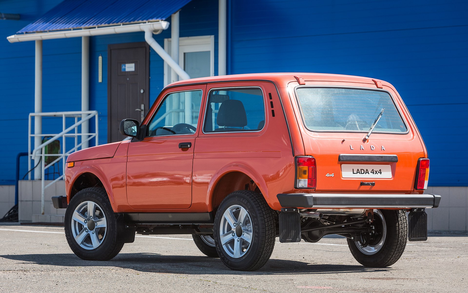 /img/cars/1637051926-exterior_lada_4x4_3_dv_5.jpg